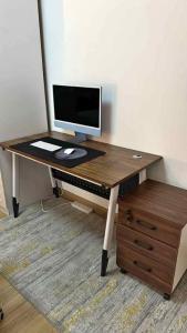 Computer Table Selling New