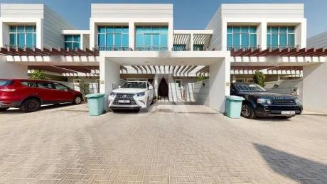 Upgraded Unit | Vacant on Transfer |Closed Kitchen