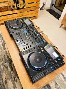 Pioneer CDJ 2000 PAIR with DJM 800 DJ Mixer