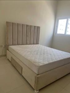 Upholstered Queen Bed with storage