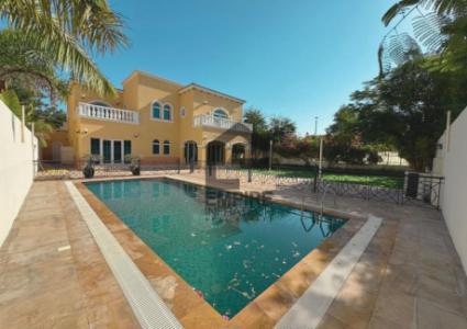 Luxurious 5BR Corner Villa for Sale in Jumeirah Park | Spacious & Vacant Now