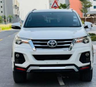 Toyota Fortuner 2015 *Top of the Line Options* AT 2.8CC Diesel 4WD Push Start Rear TV Premium Body K
