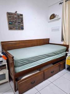 United Furniture day bed (without mattress)