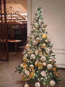 Celebrate with Glamour Rose – Order Your Christmas Bouquets Today!