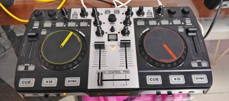 MixVibes Umix Control Pro DJ Controller Built-In Audio Interface & CROSS DJ