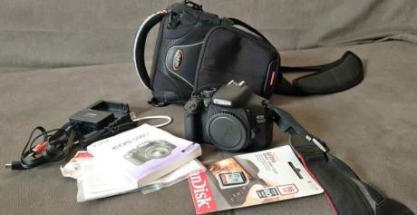 Canon EOS 550d camera body with bag
