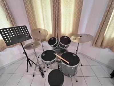 TAMA piece Drum Set with Cymbal Set