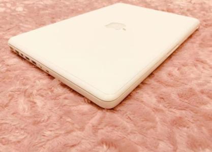 Apple MacBook Good Condtion {Free Delivery All Uae}