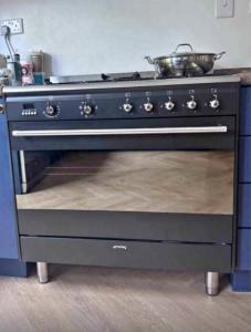 Smeg top gas oven electric black colour