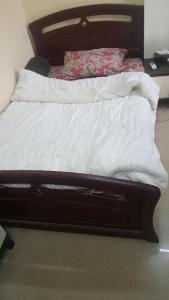 Queen size massive bed