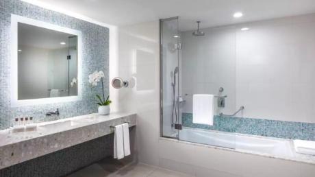 Hotel Bathroom Mirror Supplier In Dubai, UAE | ZekeTrolleys