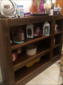 Solid wood display unit